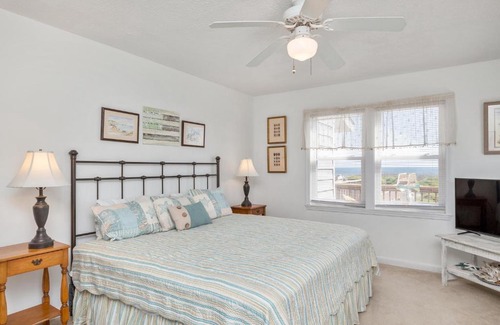 Caswell Beach Casa | Lukes Hideaway by Oak Island Accommodations
