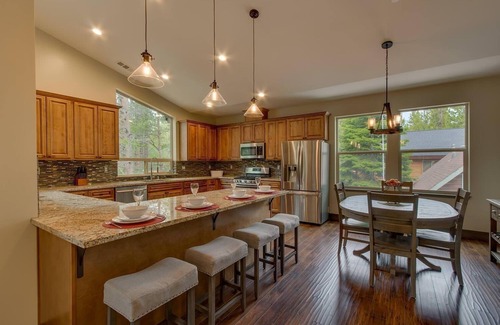 Tahoe Keys Casa | Lukins Mountain Modern 4BR,3BA, Hot Tub