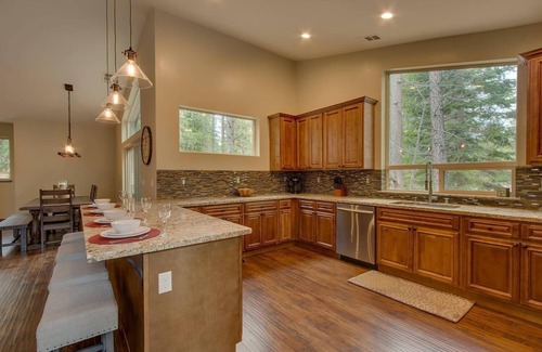 Tahoe Keys Casa | Lukins Mountain Modern 4BR,3BA, Hot Tub