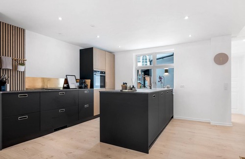 Herning Casa | Luksus Byhus 100 Meter fra Gågaden med Egen Carport