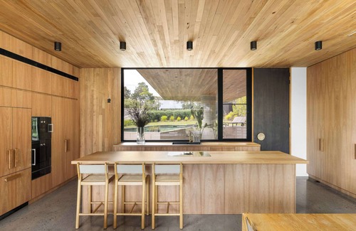 Mount Eliza Casa | Lumiere - Gas Heated Pool & Stroll to Beach