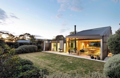 Mount Eliza Casa | Lumiere - Gas Heated Pool & Stroll to Beach