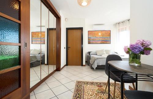 Dergano Apartamento | -LUMINOSA 5 STARS WITH BALCONY- Wifi Netflix 15 minutes from Duomo