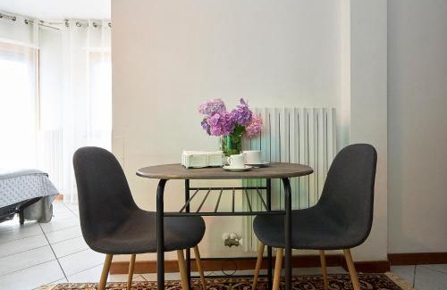 Dergano Apartamento | -LUMINOSA 5 STARS WITH BALCONY- Wifi Netflix 15 minutes from Duomo