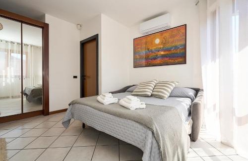 Dergano Apartamento | -LUMINOSA 5 STARS WITH BALCONY- Wifi Netflix 15 minutes from Duomo