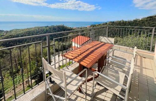 Varazze Apartamento | Luminosa mansarda con vista mare