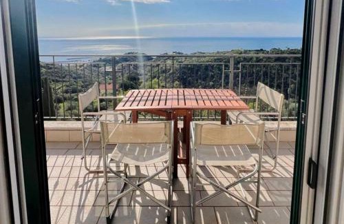 Varazze Apartamento | Luminosa mansarda con vista mare