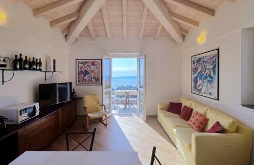 Varazze Apartamento | Luminosa mansarda con vista mare