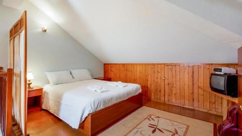 Vila Nova De Cacela Apartamento | Luminous 3BDR Apartment W/Balcony by LovelyStay