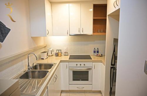 Al Raha Beach Apartamento | Luna Breeze - Elegant 2BR Apartment with Beach Access, Near Al Raha Beach
