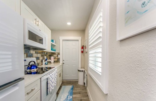 Independence Square Cabaña | LUNA Cottage, Best Experience in IRB, new AC, totally remodeled, free parking