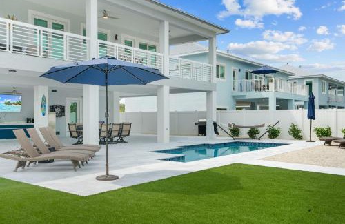Marathon Casa | Luna Light ~ Waterfront ~ Pool ~ Dock ~ Views