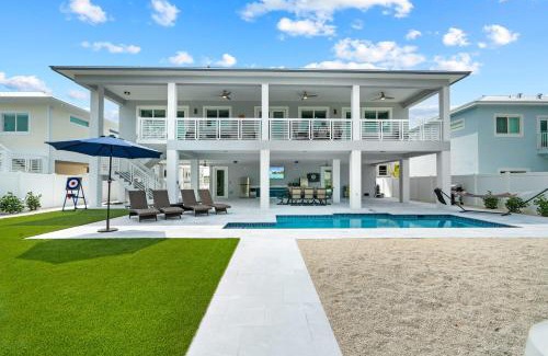 Marathon Casa | Luna Light ~ Waterfront ~ Pool ~ Dock ~ Views