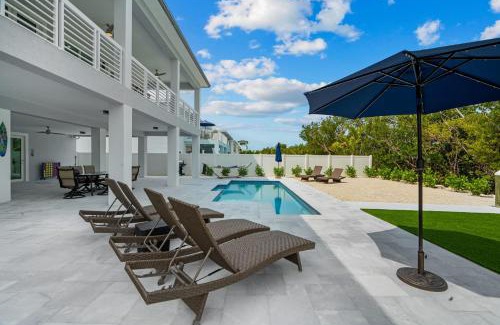 Marathon Casa | Luna Light ~ Waterfront ~ Pool ~ Dock ~ Views