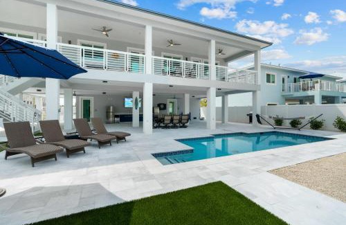 Marathon Casa | Luna Light ~ Waterfront ~ Pool ~ Dock ~ Views