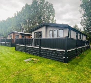 Allerthorpe Casa | Luna Lodge with Hot Tub