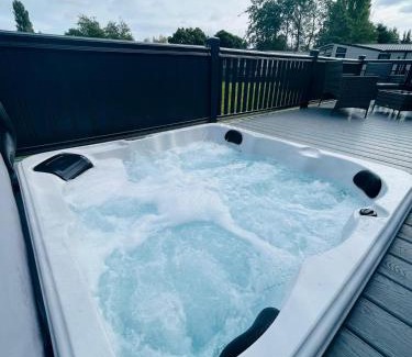 Allerthorpe Casa | Luna Lodge with Hot Tub