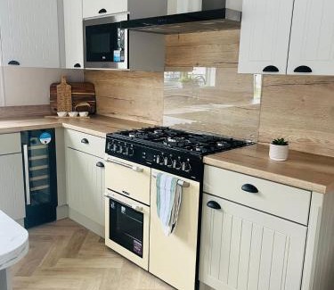 Allerthorpe Casa | Luna Lodge with Hot Tub