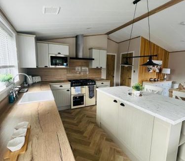 Allerthorpe Casa | Luna Lodge with Hot Tub