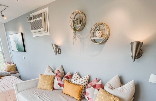 Singers Glen Casa | Luna the Modern and Cozy Container Home