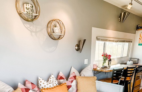 Singers Glen Casa | Luna the Modern and Cozy Container Home