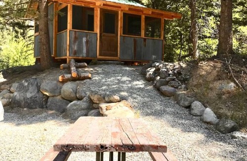 Pray Cabina | Lundy’s Slide Rock Mine