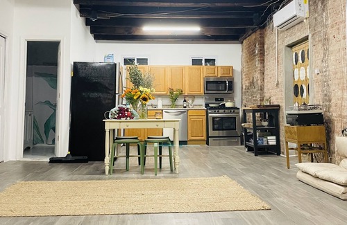 Gowanus Apartamento | Lunita Loft: Sun-filled loft in industrial Gowanus