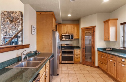 Fish Haven Casa | Lunt Lodge - 44 People and Theater!