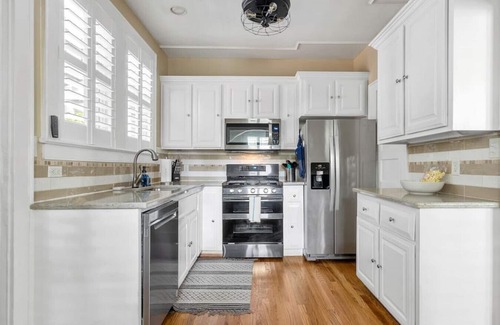 Earlewood Casa | Lush 4BR on Lincoln | Mins to USC | Sleeps 8