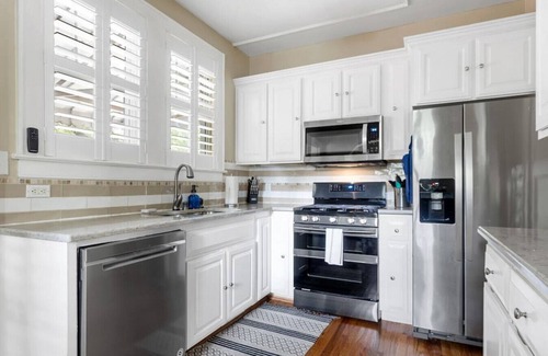 Earlewood Casa | Lush 4BR on Lincoln | Mins to USC | Sleeps 8