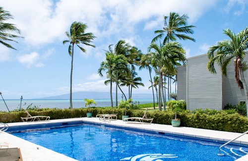 Ualapue Condominio | Lush and Beautiful Condo on East Side w/Shared Pool/Free WiFi/Lanai/Water Views