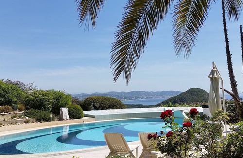 Mandelieu-La-Napoule Villa | Chalet de diseño exuberante con vistas al mar