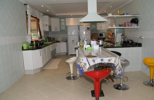 Sorocaba Casa | Exuberante granja frente a la presa: 13 suites y ocio completo