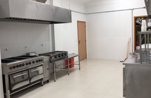 Sorocaba Casa | Exuberante granja frente a la presa: 13 suites y ocio completo