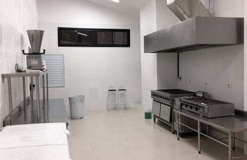 Sorocaba Casa | Exuberante granja frente a la presa: 13 suites y ocio completo