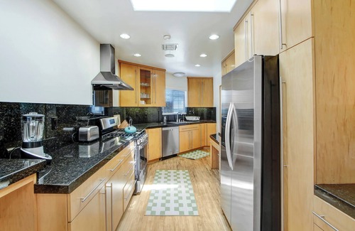 Encino Casa | Lush, private oasis in Encino on private cul de sac!