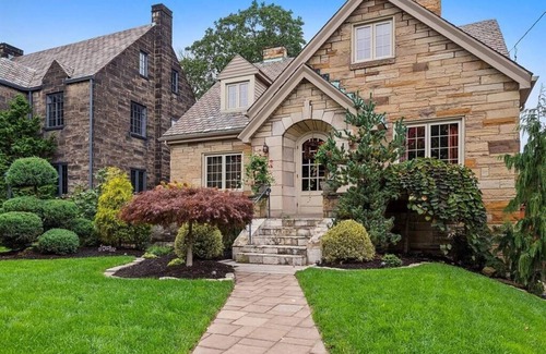 Brighton Heights Casa | *LUSH RETREAT*HotTub-Fire Pit-PetFriendly-Koi Pond