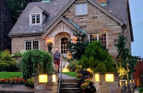 Brighton Heights Casa | *LUSH RETREAT*HotTub-Fire Pit-PetFriendly-Koi Pond