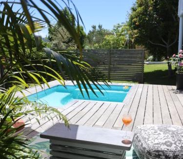 Hunter's Home Casa | Lush Spacious Family Home between Beach & Town