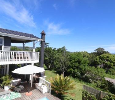 Hunter's Home Casa | Lush Spacious Family Home between Beach & Town