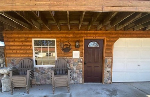 Luther Casa | Luther Leisure Lodge Retreat- 8 person hot tub!