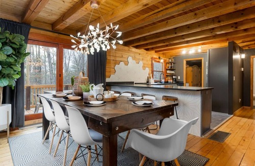 Fairview Cabina | Luury Stay: HGTV Log Cabin*Hot tub*Arcade*EV*Fire Pit*Nature