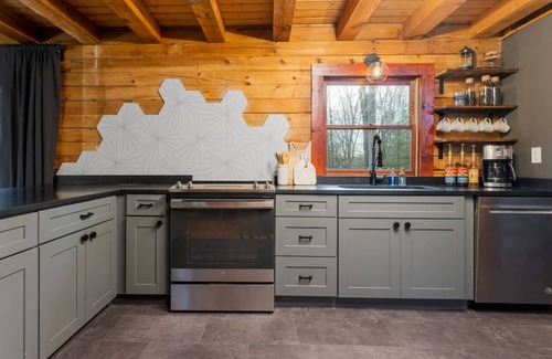 Fairview Cabina | Luury Stay: HGTV Log Cabin*Hot tub*Arcade*EV*Fire Pit*Nature