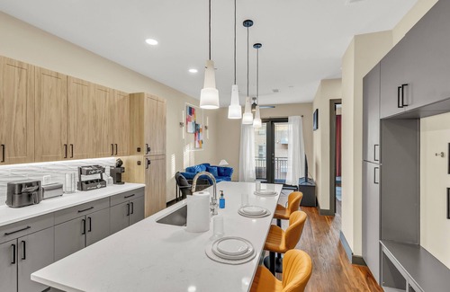 North Burnet Apartamento | Lux 1BR Alongside Q2 & Domain With Pool, Gym and Free Parking