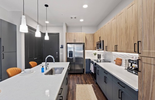 North Burnet Apartamento | Lux 1BR Alongside Q2 & Domain With Pool, Gym and Free Parking