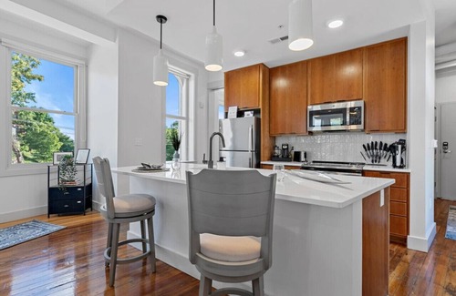Mount Auburn Apartamento | Lux 1BR | Amazing Café & Views | Located near ALL