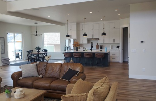 Sunland Estates Casa | Lux 3 bdrm/3 bath sleeps 8 in George, Wa near Gorge Amphitheater & Wine Country