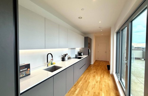 St. Mary's Park Apartamento | Lux 3-Bedroom Battersea Penthouse w/ 3 Private Balconies near Clapham, Nine Elms