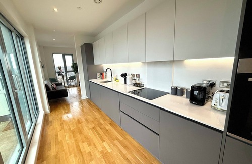 St. Mary's Park Apartamento | Lux 3-Bedroom Battersea Penthouse w/ 3 Private Balconies near Clapham, Nine Elms