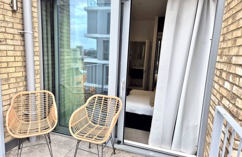 St. Mary's Park Apartamento | Lux 3-Bedroom Battersea Penthouse w/ 3 Private Balconies near Clapham, Nine Elms